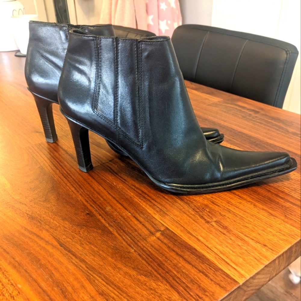 Leather Cowboy high heel booties size 9.5
Heel height 3.5 inches